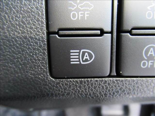 【オートハイビーム】夜間の運転をアシスト。対向車のライトを検知して、ハイビームとロービームを自動で切り替え。これで下げ忘れるのは防げます。