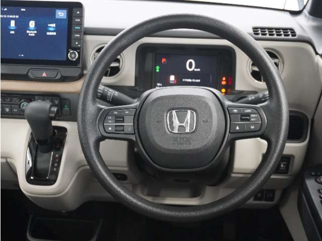 【Honda SENSING】 カメラ等装置で精度の高い検知能力を発揮、安全運転を支援します。ステアリング上のコントローラーに注目！