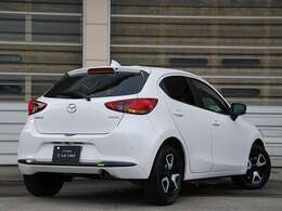 登録済み未使用車のMAZDA2、通勤や買い物、週末のドライブまで、あなたの生活を彩るパートナーとして活躍します。この一台で、毎日がもっと豊かになります。