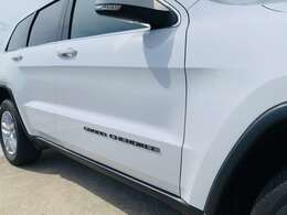 右側面になります。こちらも目立った傷等は無く、綺麗な状態を保たれています。