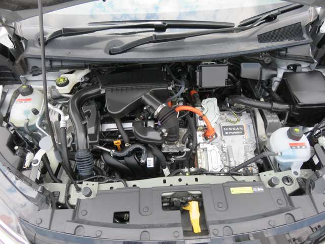 エンジンルームもきれいな状態です。日産のメカニックが点検整備をさせていただいてからのご納車となります