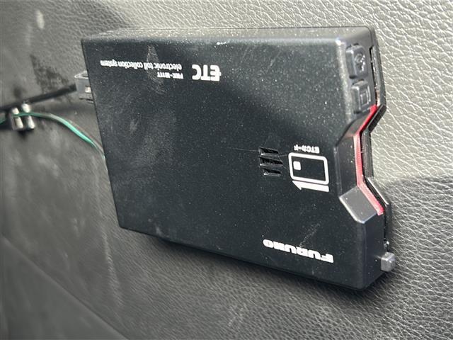 【ETC】有料道路を利用する際に料金所で停止することなく通過できる、ETC車載器（ノンストップ自動料金収受システム機器）が装備されています。セットアップを行うことで利用可能になります。