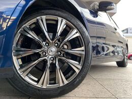 【Weds製18インチアルミホイール】外観にマッチしたアルミホイールを装着しております。各種アルミホイールや、スタッドレスタイヤも取扱いしております。是非ご相談ください♪