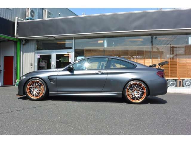 オレンジ塗装されたホイールもGTS専用品です。