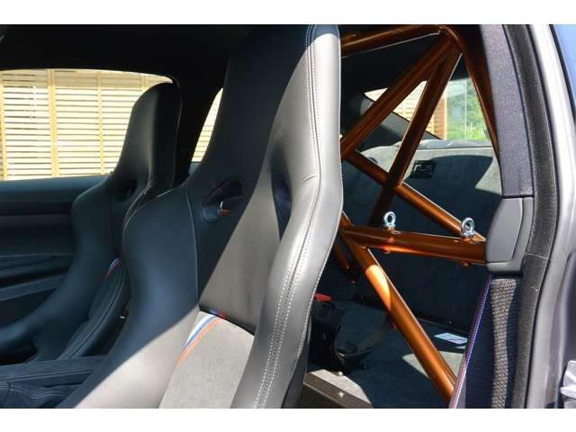 ロールバーもオレンジ塗装されています。