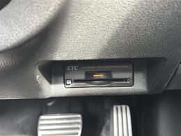 【ETC】有料道路を利用する際に料金所で停止することなく通過できる、ETC車載器（ノンストップ自動料金収受システム機器）が装備されています。セットアップを行うことで利用可能になります。