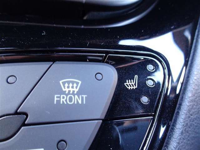 座席のシートを温めるシートヒーター！その温かさは一度経験したら欠かすことができません！エアコンで乾燥しやすい車内も防ぐ事ができます！