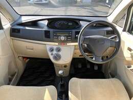 インパネはシンプルなデザイン。各操作スイッチなども使いやすい位置に配置されています。