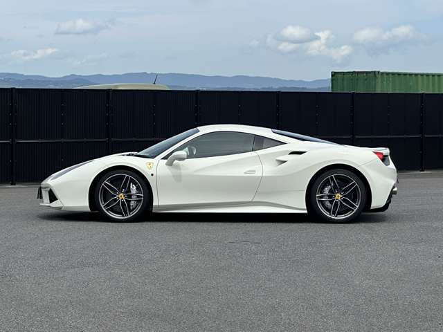☆フェラーリ　488GTB　入庫しました☆　※　ご来店の際は事前に展示店舗の確認をお願い致します。　（掲載店舗にお車がない場合がございます）