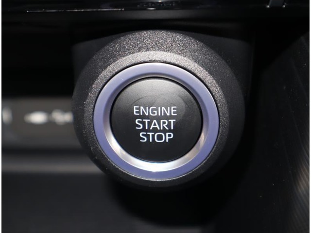 スマートキーですので、ボタンを押すだけでエンジン始動ができます