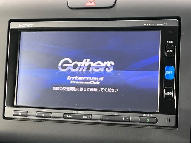 【純正ナビ】人気の純正ナビを装備しております。ナビの使いやすさはもちろん、オーディオ機能も充実！キャンプや旅行はもちろん、通勤や買い物など普段のドライブも楽しくなるはず♪