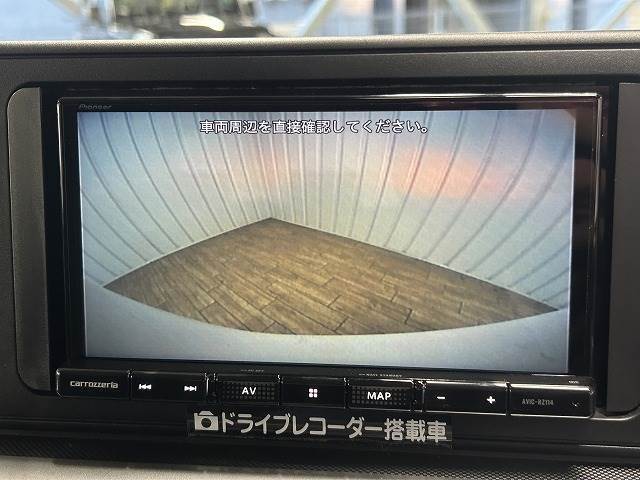 【カラーバックモニター】を装備しております。リアの映像がカラーで映し出されますので日々の駐車も安心安全です。