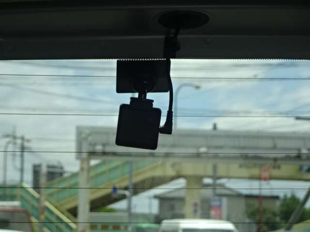 事故に遭遇してしまった時など、品質の高い映像と音声で運転の記録するドラレコ。ドライブの思い出を記録に残したい方や、ご自身のドライビングをチェックされたいお客さまにもおすすめです。