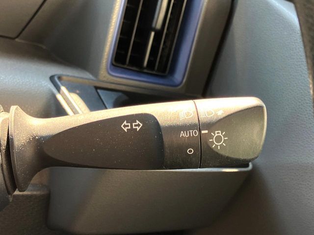 【オートライト】周りの明るさに応じて自動でヘッドライトの点灯・消灯ができる機能です！ライトの付け忘れ・消し忘れなどが無くなり、雨の日や夕方の走行も安心！トンネル通過時も便利ですね
