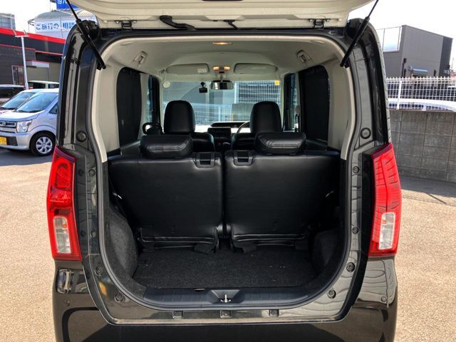 普段のお買い物や通勤、送迎等に十分な荷室スペースを確保しております。セカンドシートを倒すと、大きな荷物の積載も可能です♪