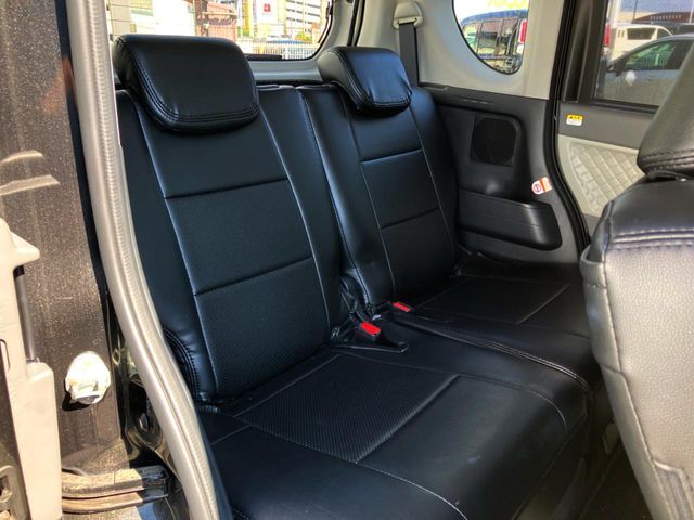 後部座席も気になるようなキズ・汚れやへたり等、大きなダメージはなく、良好な状態です。