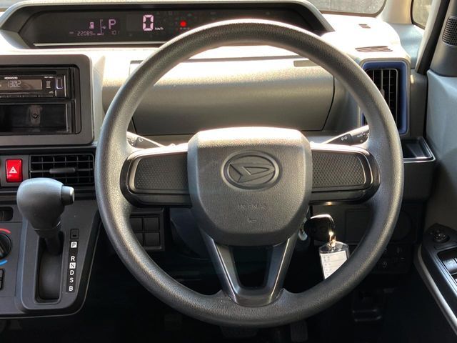 ステアリングも使用感が少なく、きれいな状態となっております♪