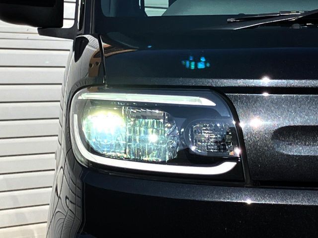 【LEDヘッドライト】悪天候や夜間走行時も良好な視界を確保し安心して運転できる高輝度LEDヘッドライトを装備！点灯速度が早く、消費電力も抑えられています。