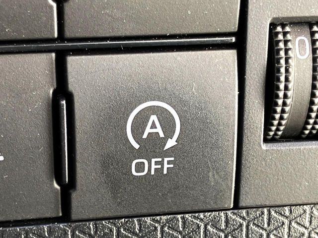 【アイドリングストップ】赤信号や渋滞で停車した際にエンジンを停止し、無駄な燃料の消費を抑えます。燃費向上や環境保護につなげる機能♪エンジンはブレーキを離せば再始動します。