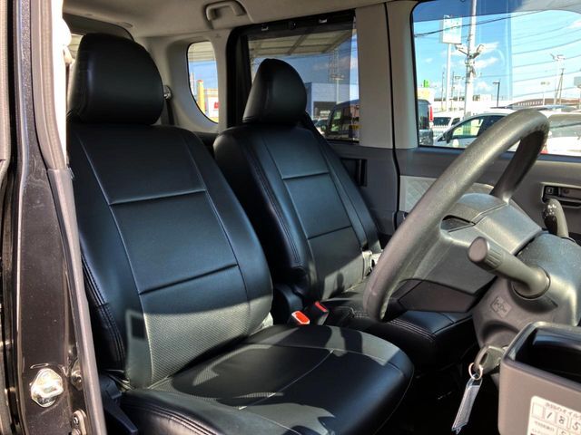 運転席シート廻りは使用感も少なく、良好な状態となっています。前オーナー様が丁寧に使っていたことがよくわかりますね。