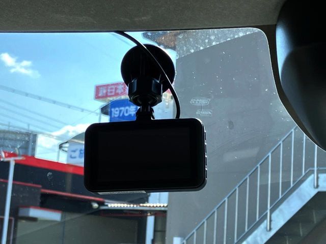 【ドライブレコーダー】安心・安全なカーライフに必須のドライブレコーダーを装備！走行中はもちろん、あおり運転や事故に遭遇した際の状況も映像で記録し、万一のリスクに備えます。