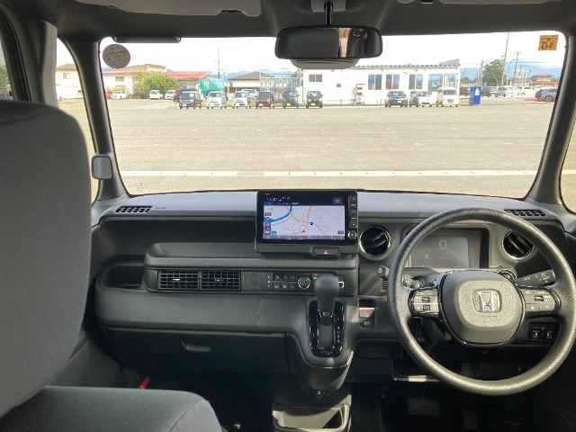 視界広々で運転しやすく、長距離の運転でも疲れません。また疲れを感じさせないまとまったインパネ周りです。