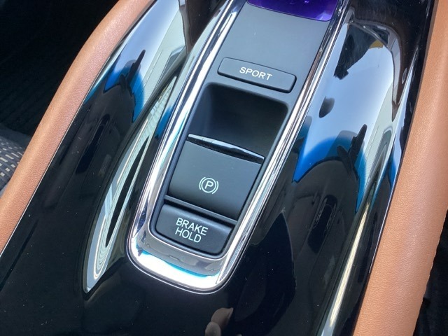 セレクトレバーの下に電子制御パーキングブレーキがあります。スイッチひとつで、停車した地点の傾斜などをシステムが検知・判断してブレーキ力を自動的に最適制御し、しっかり停車できるパーキングシステムです。