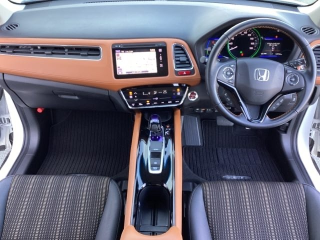 車内は光触媒抗菌消臭施工済です。スタイリッシュなデザインでスポーティなインパネ周りを演出します。グローブボックスやカップホルダーのほかにトレーなどたくさんの収納スペースが付いています。