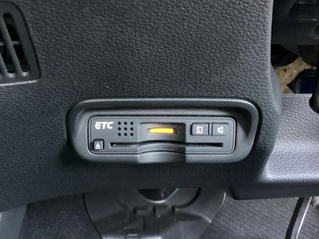 ハンドルの左下にETCがついています。高速道路の料金所の通過も楽々です！。　カードの取り出しもしやすい場所についています。