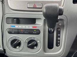 寒い冬も暑い夏も全席に快適な空調を届けてくれる、ダイヤル式エアコンを装備♪