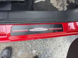 スカッフプレート　ジョンクーパーワークスのロゴが付いてます