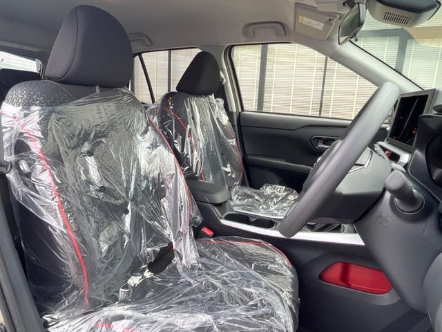 運転席まわりには十分なスペースがあり、大柄な方でもゆったり運転していただける環境です。