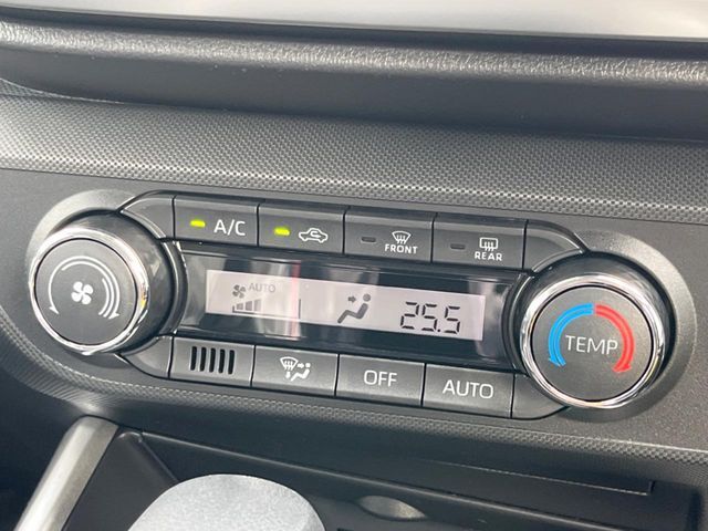 【オートエアコン】一度お好みの温度に設定すれば、車内の温度を検知し風量や温度を自動で調整。暑い…寒い…と何度もスイッチ操作をする必要はありません。快適な車内空間には必須の機能ですね♪