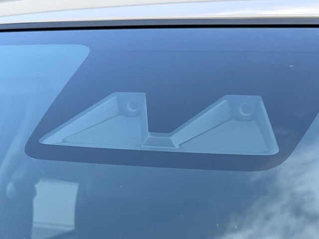 【スマートアシスト】走行中に前方の車両等を認識し、衝突しそうな時は警報とブレーキで衝突回避と被害軽減をアシスト。より安全にドライブをお楽しみいただけます。