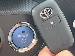 【スマートキー】カバンやポケットに入れたままでもドアの施錠・解錠が可能なスマートキーを装備。エンジンのオン・オフ時もカギを取り出す必要が無いからとっても便利です♪