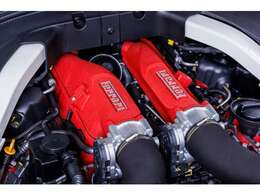V8エンジンのターボからは600cvのパワーを発揮します。