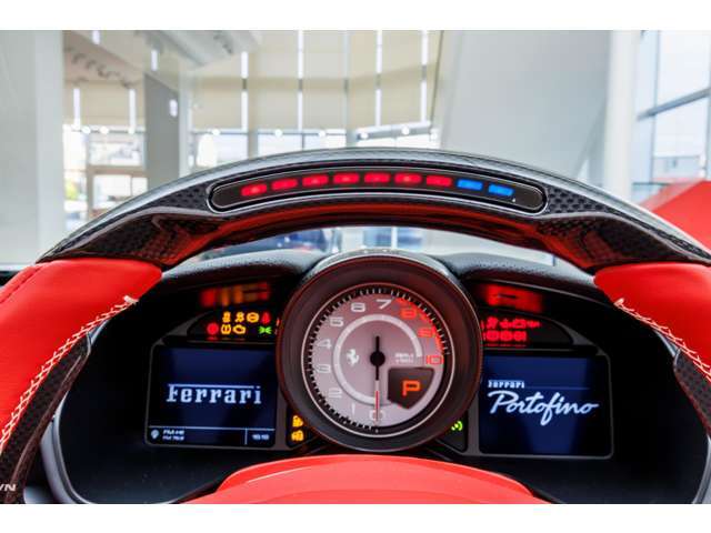 F1よりフィードバックされたテクノロジーです。LEDの点灯により、ご自身でシフトタイミングを計ることが可能です。