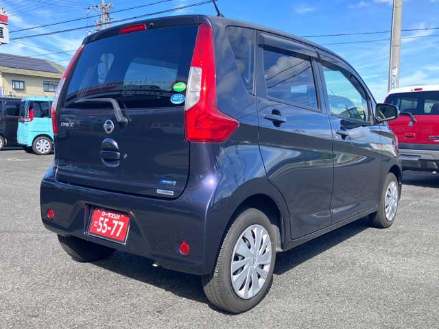 外観は大きなキズはございませんが、小キズ、タッチアップ跡はございます。全体的にツヤはございます。