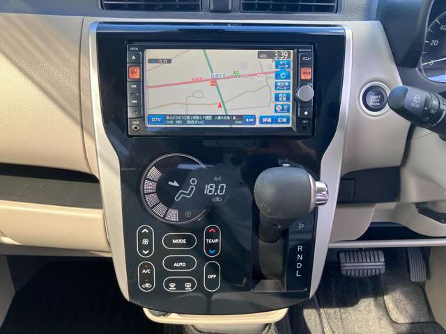 純正ナビゲーション、オートエアコン車です。