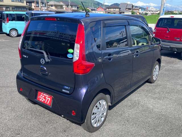 外観は大きなキズはございませんが、小キズ、タッチアップ跡はございます。全体的にツヤはございます。