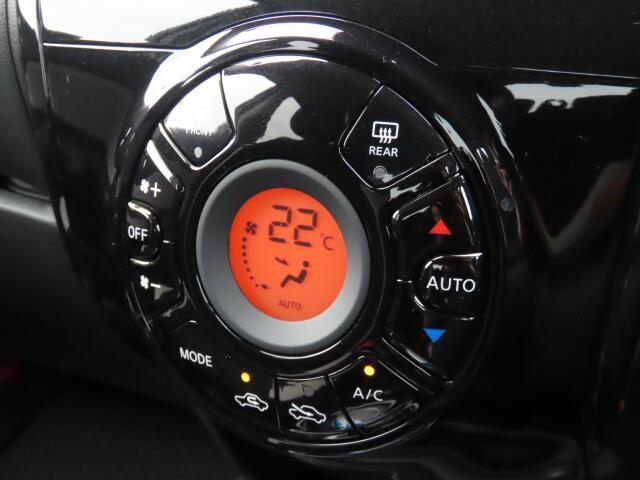 オートエアコン装備。温度設定ができて、室内快適ですよ。