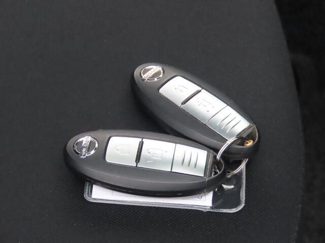 キーをポケットに入れたままでもエンジンON/OFF、ドア施錠/開錠可能♪便利なスマートキー付です♪