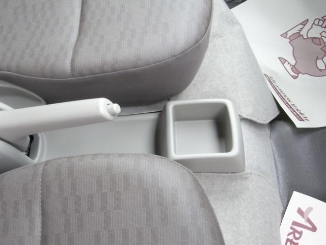 運転席、助手席の間には小物入れがあります。