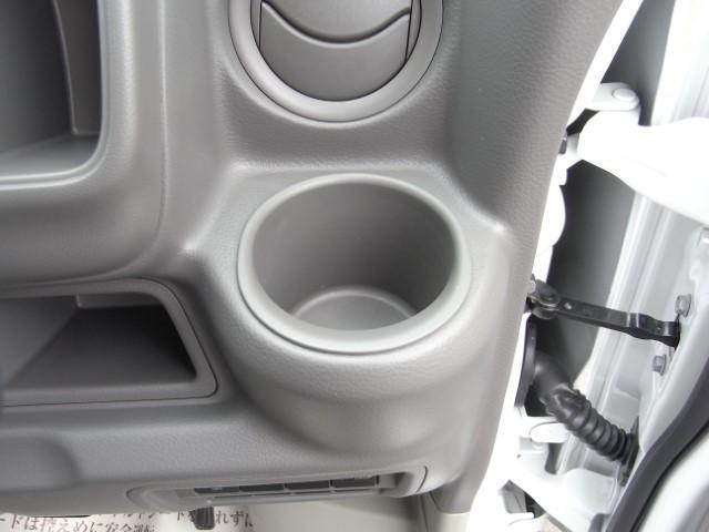 運転席側のドリンクホルダーです。