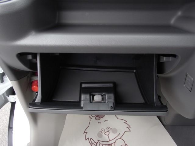 車検証入れ等の保管に便利なグローブボックス。
