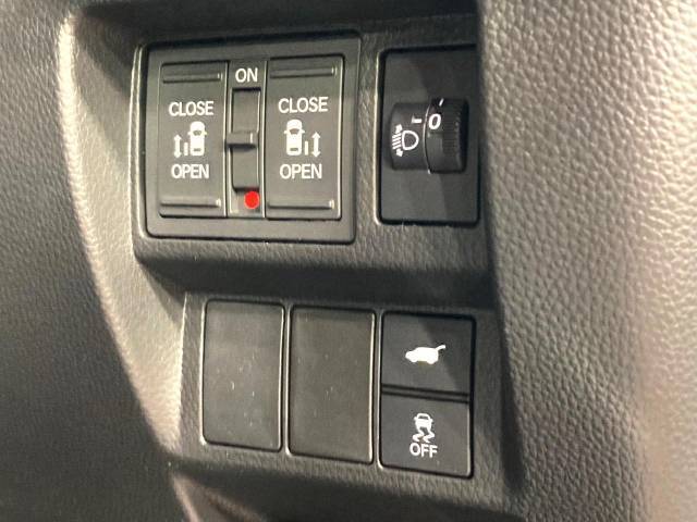 【両側パワースライドドア】スマートキーや運転席のスイッチで後席両側スライドドアの開閉が可能♪電動だから力を入れてドアを開ける必要が無く、小さなお子様でも簡単に開け閉めでき快適です♪