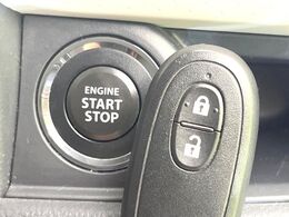 【インテリジェントキー】カバンやポケットに入れたままでもドアの施錠・解錠が可能なスマートキーを装備。エンジンのオン・オフ時もカギを取り出す必要が無いからとっても便利です♪