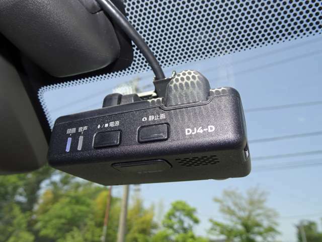 純正ドライブレコーダー：運転状況を映像で記録します。