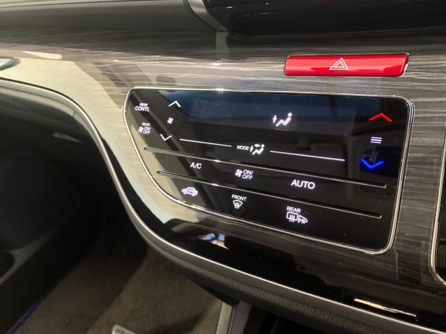 エアコンが後部座席にも装備されていますので車内全体を快適な温度に保つことが出来ます！！