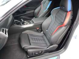 ホールド性の高いフロントシートは長時間のドライブにもストレス無く快適なひとときを楽しめます。